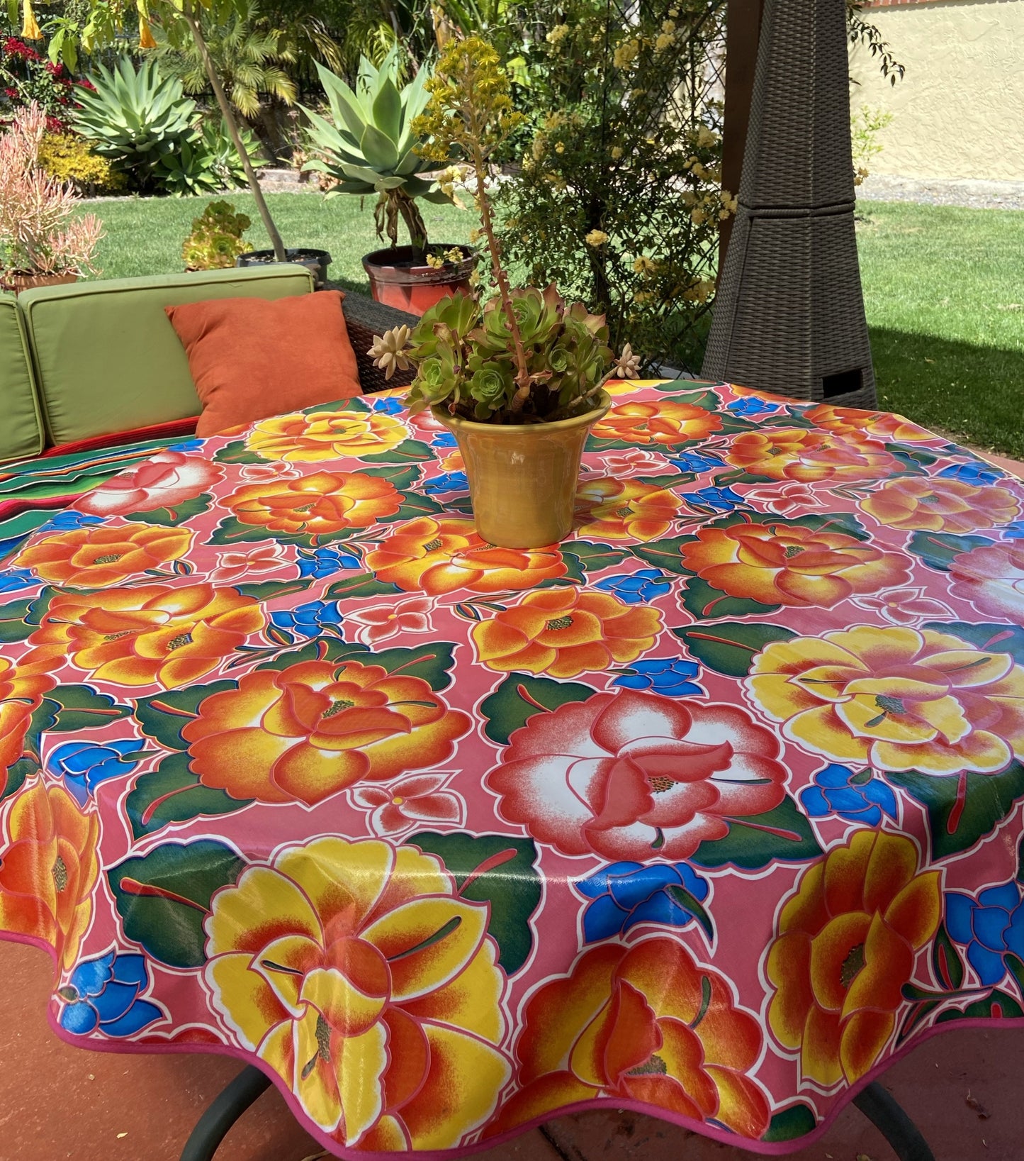 Round Pink Royal Roses Oilcloth Tablecloths